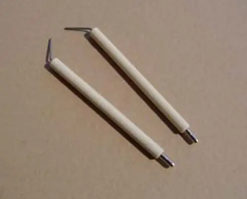 Set mit zwei Elektroden von Remeha, jeweils mit einem langen, dünnen Stab und einem gebogenen Ende, auf neutralem Hintergrund.